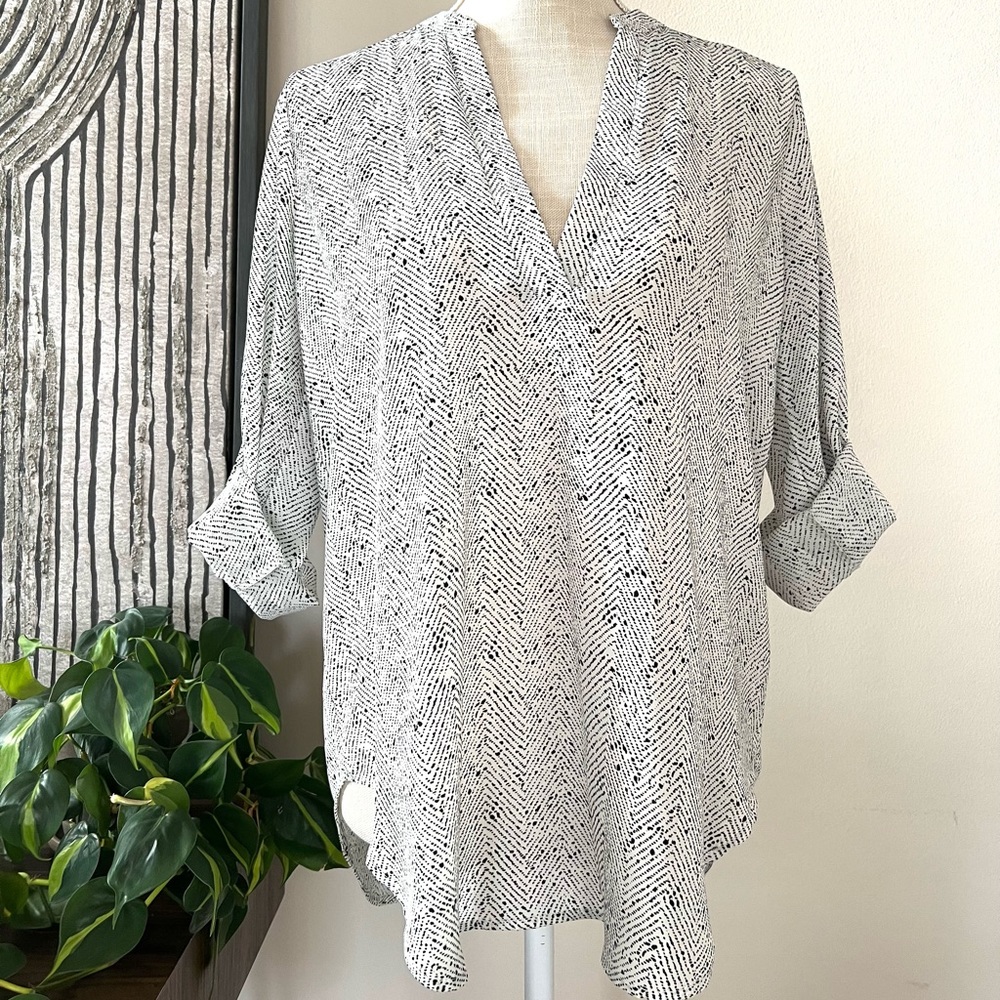 Lush Women’s V Neck Tunic Top White With Black Speckles Size Small  3/4 Sleeves.